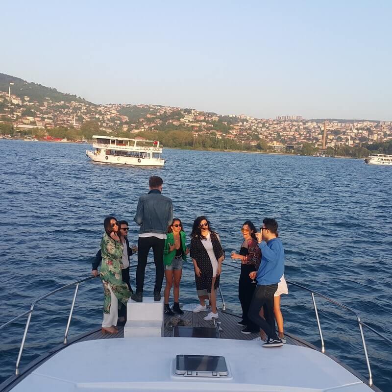 Yat Kiralamadan Önce Ne Giymeli? Boğaz'ın Rüzgarına Yakışan Kıyafetler